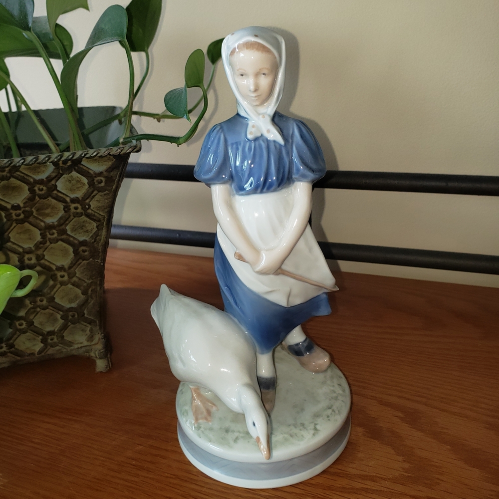 Vtg- Royal Copenhagen #527Girl with Goose Sculpture